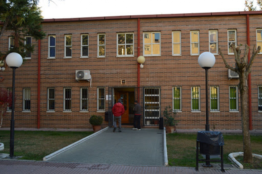 Acceso al Centro de Atención a Transeúntes de Plasencia.