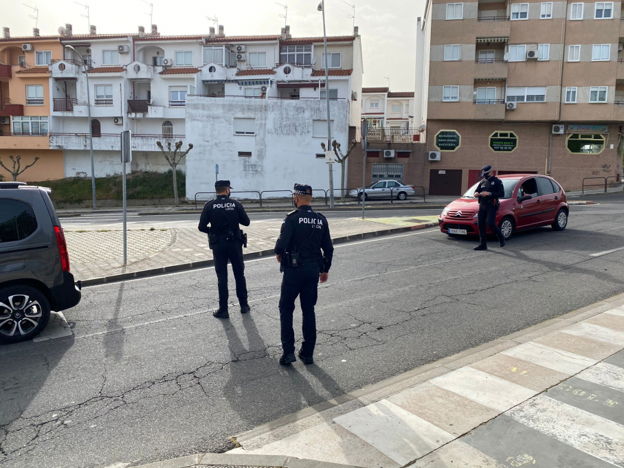 Agentes vigilando el cumplimiento de las cuarentenas en Plasencia