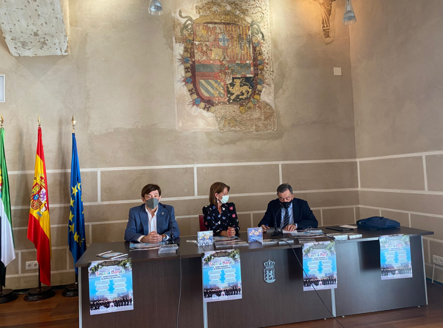 El director de la Banda Municipal, Vicente Soler, la concejala de Cultura, Paloma Morcillo, y el presentador, Emilio González Barroso durante la presentación del ciclo Toca la Banda.