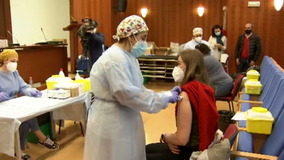Ciudadanos siendo vacunados contra la COVID-19.
