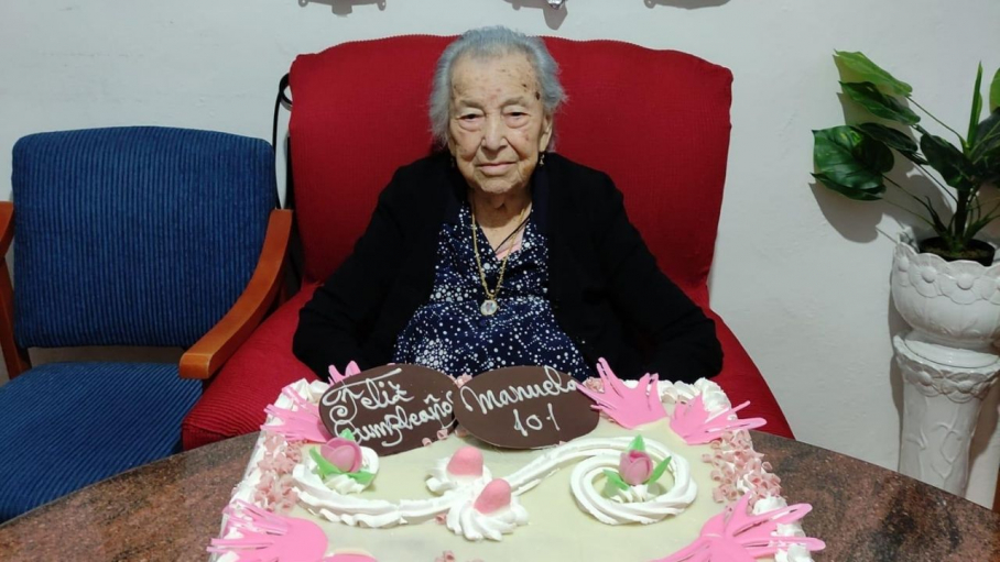 Manuela Álvarez de la Rosa, con su tarta de 101 cumpleaños