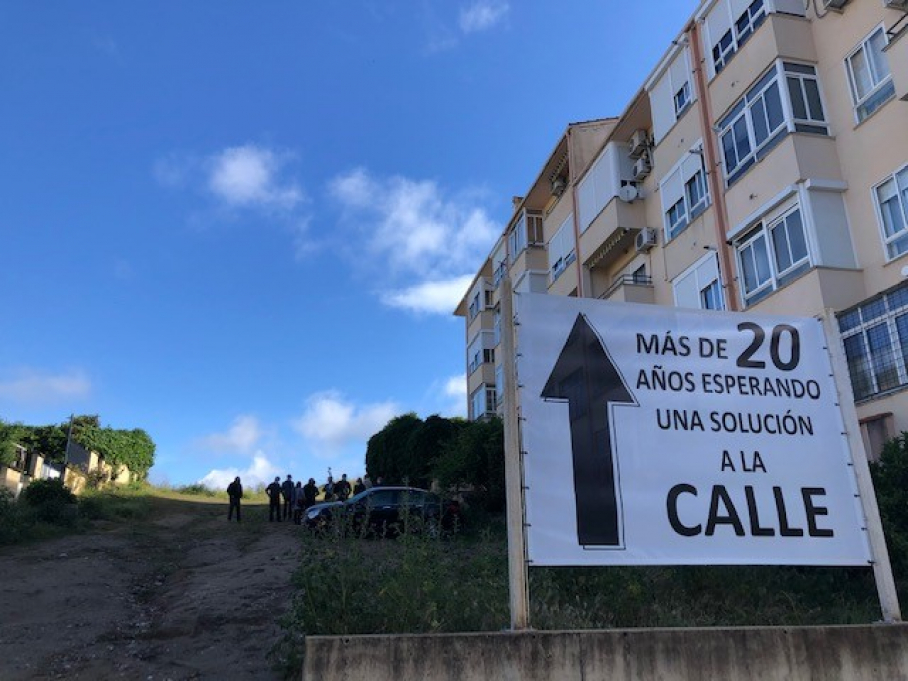 Los vecinos de la travesía Avenida de Extremadura llevan desde 1986 esperando mejoras en la calle.