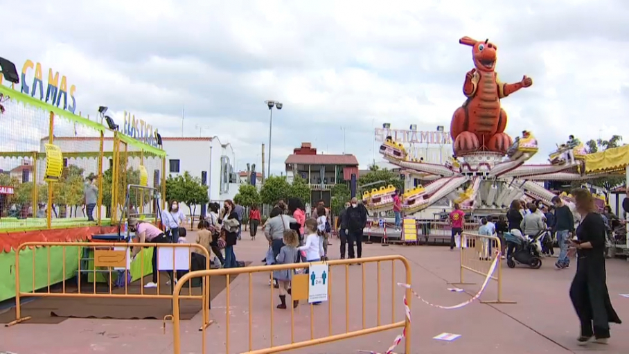 Feria con atracciones y mascarillas en Oliva de la Frontera