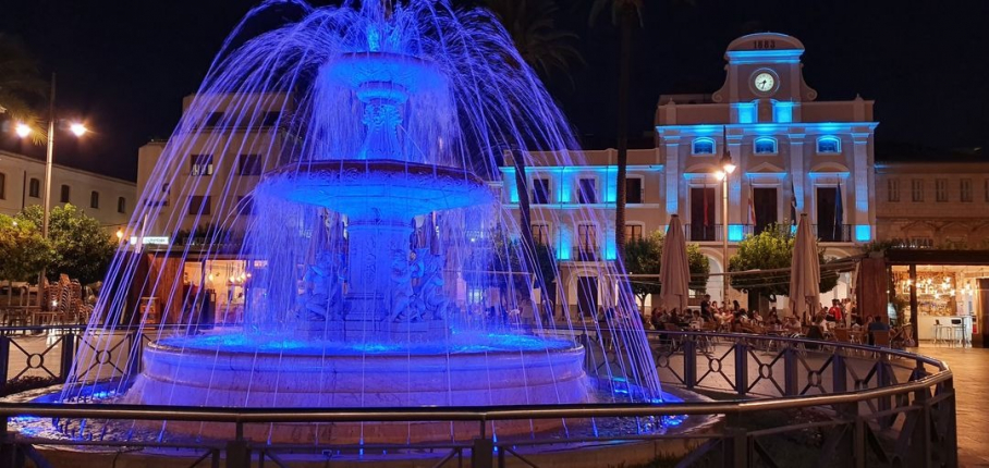 Fuente iluminada con los colores del Huntington