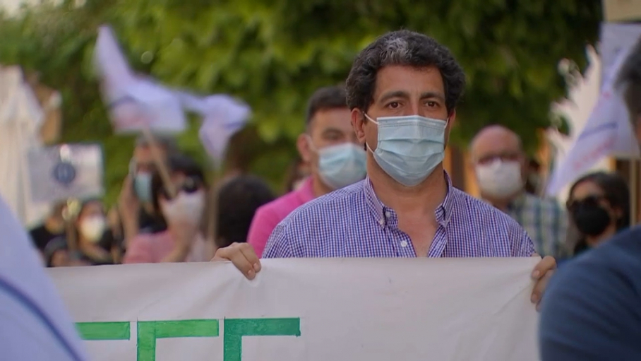 Varios colectivos se manifiestan frente a la Asamblea de Extremadura.