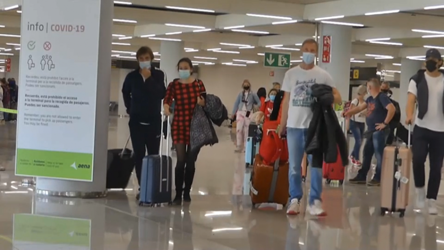 Imagen de viajeros en aeropuerto de Barajas