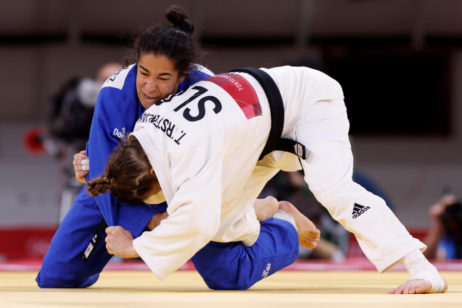 Cristina Cabaña de España (i) combate con Tina Trstenjak de Eslovaquia en los -63kg femeninos de judo durante los Juegos Olímpicos 2020, este martes en el estadio Nippon Budokan en Tokio (Japón)