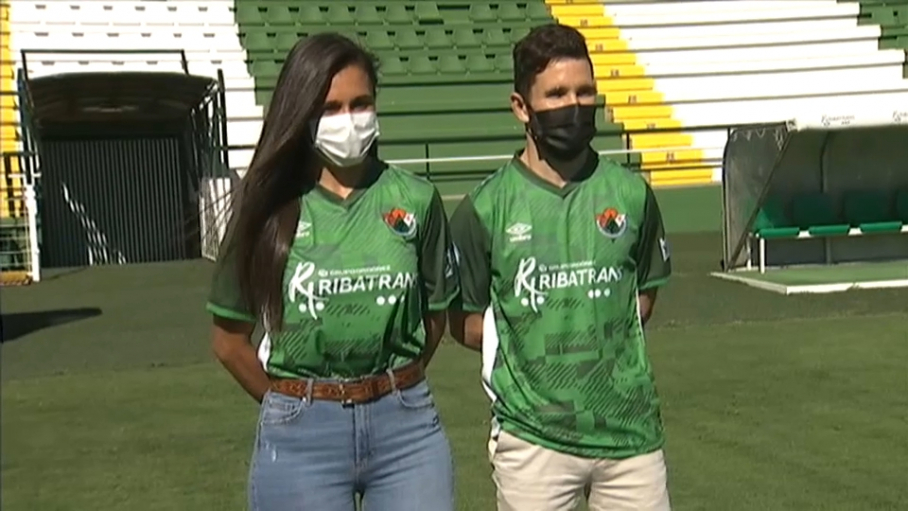 Tatiana y Carlitos Andújar posan con la camiseta del CP Cacereño