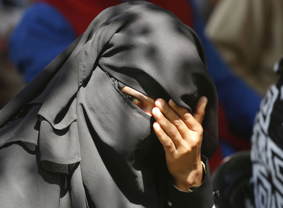 Mujer con burka negro