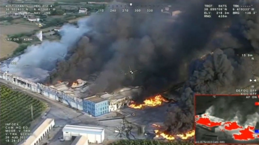 Incendio en la central hortofrutícola cercana a Calamonte