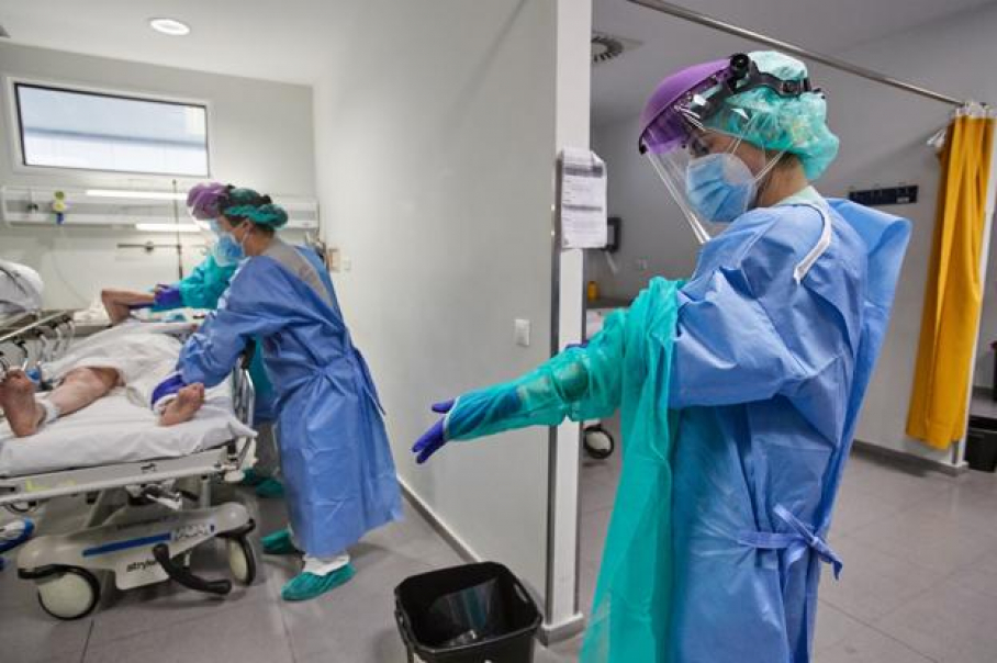 Sanitarios atendiendo a un paciente en la UCI