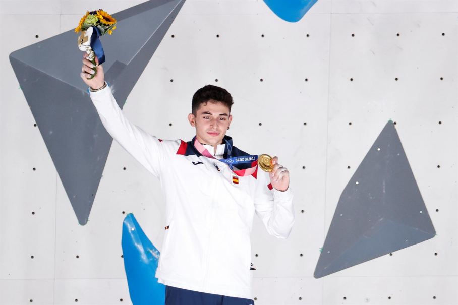 Alberto Ginés celebra su medalla de oro en los JJOO de Tokio