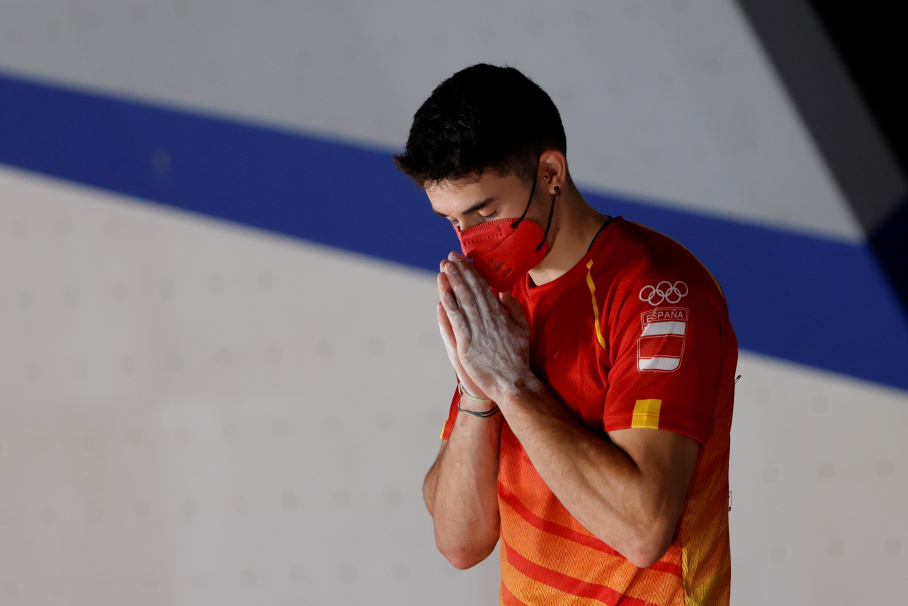 Alberto Ginés celebra tras conseguir la medalla de oro en escalada durante los Juegos Olímpicos 2020