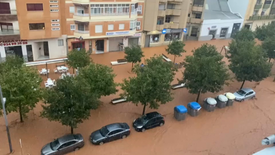 Avenida de la Paz anegada de agua en Almendralejo