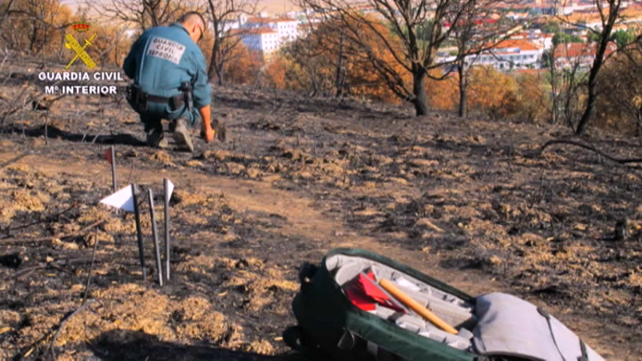 Guardia civil durante la investigación de los incendios