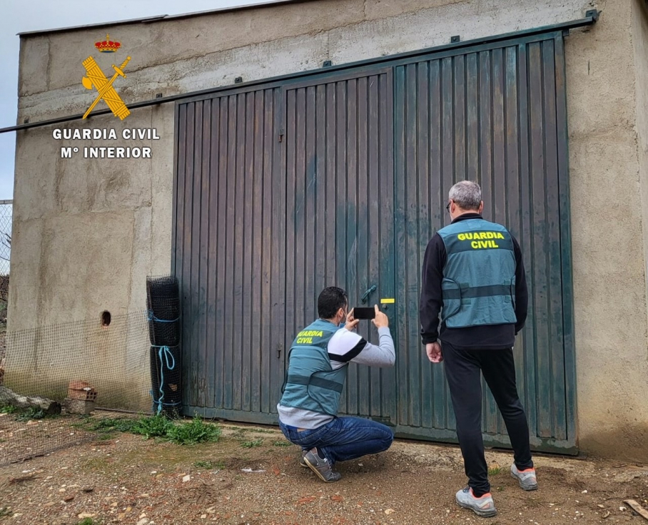 Agentes realizando una inspección ocular tras uno de los robos