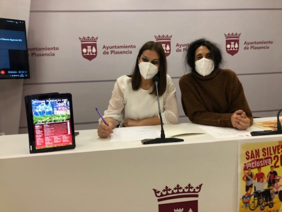 Las concejalas Maite Díaz e Isa Blanco presentan la cabalgata de Reyes Magos.