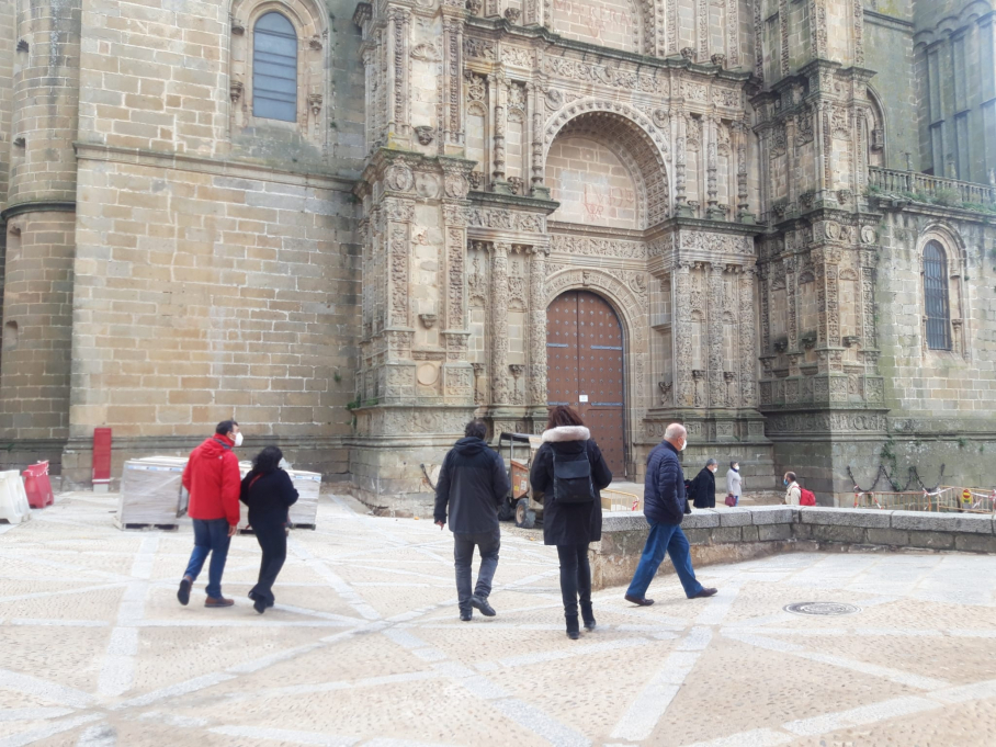 Turistas en la catedral de Plasencia