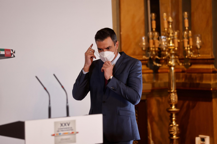 l presidente del Gobierno, Pedro Sánchez, a su llegada a la rueda de prensa tras la reunión telemática de la XXV Conferencia de presidentes autonómicos, este miércoles en el Senado.