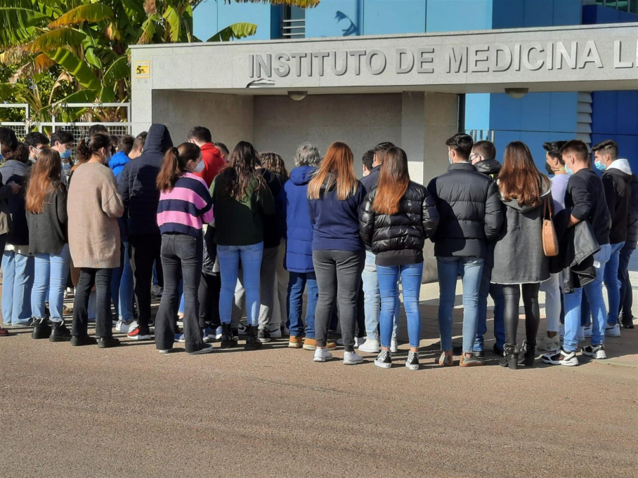 Compañeros de residencia de Pablo Sierra, en el exterior del Instituto de Medicina Legal de Badajoz.