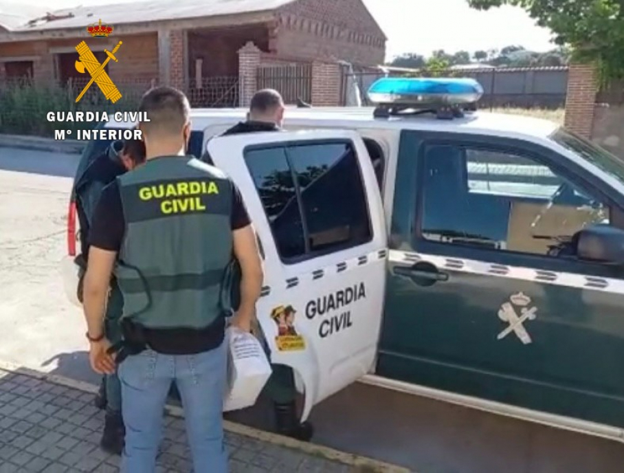 Agentes de la Guardia Civil durante una detención en imagen de archivo.
