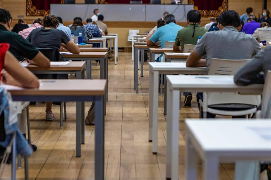 Aspirantes durante un examen de oposición