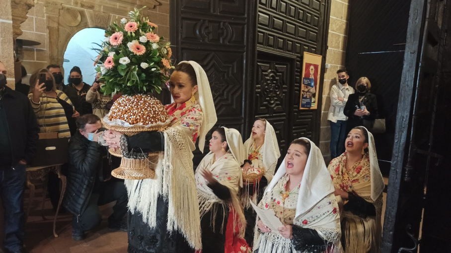 Ofrenda a la Virgen en 'Las Purificás' de Monroy