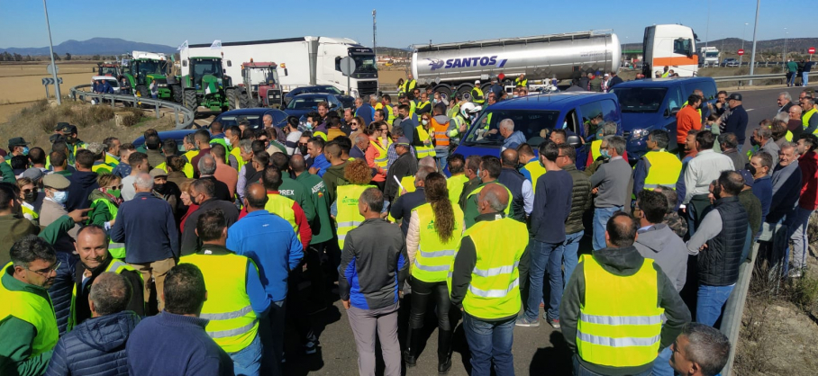 Vehículos con el equipo de seguridad de Pedro Sánchez, detenidos en medio de la manifestación