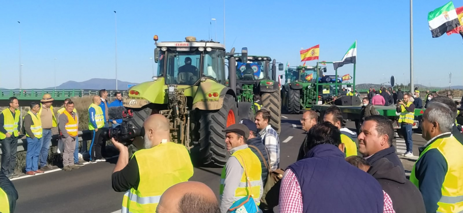 Agricultores accediendo a la rotonda donde comenzará la manifestación