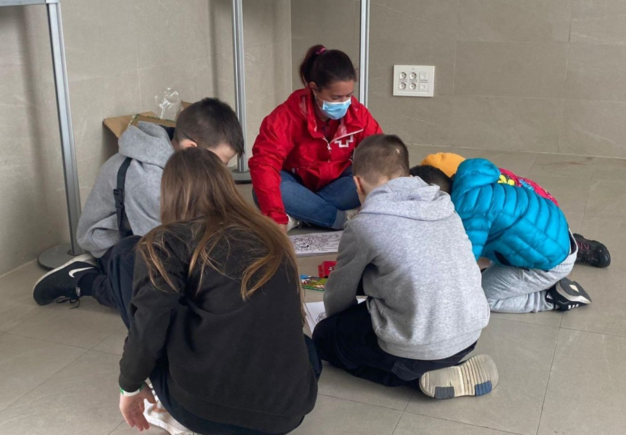 Cruz Roja con niños refugiados de Ucrania en Olivenza