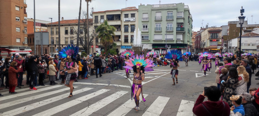 Desfile de comparsas en Navalmoral de la Mata