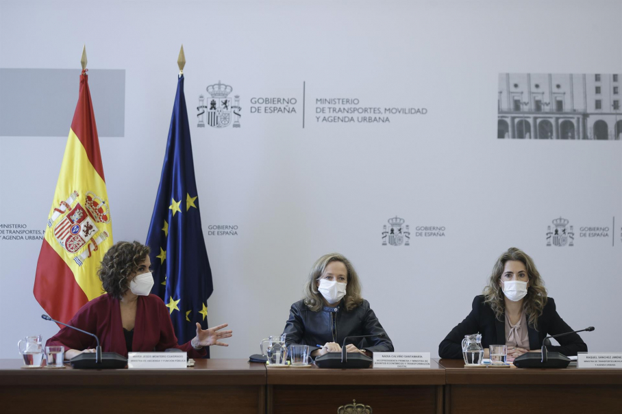 La vicepresidenta primera del Gobierno y ministra de Economía, Nadia Calviño (c) junto a la ministra de Hacienda, María Jesús Montero (i) y la de Transporte Raquel Sánchez (d) durante su encuentro con los miembros del Comité Nacional del Transporte por Carretera (CNTC) este jueves en la sede del Ministerio.