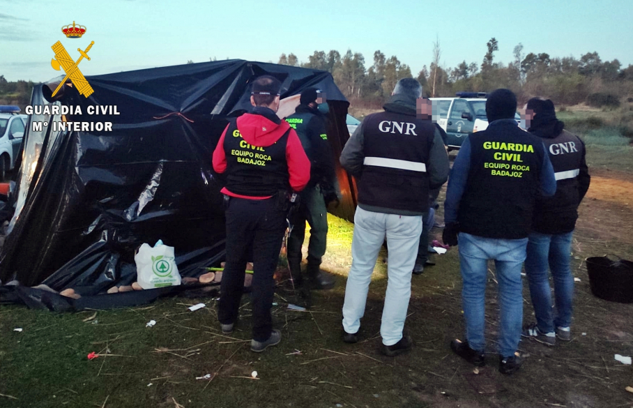 Equipo roca de la Guardia Civil en un asentamiento