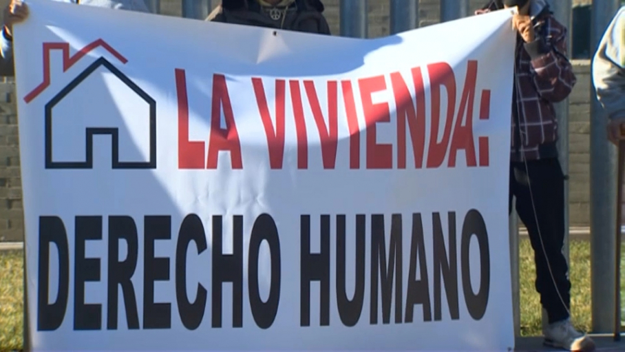 Pancarta Campamento Dignidad Extremadura. La vivienda: Derecho Humano