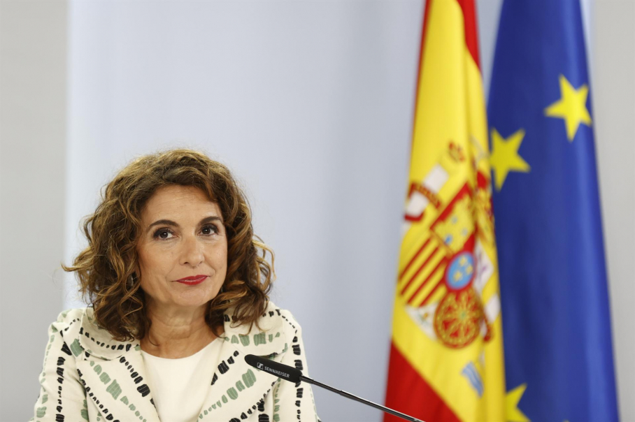 La ministra de Hacienda, María Jesús Montero, participa en la rueda de prensa celebrada tras la reunión del Consejo de Ministros, que aprueba un plan con el que se busca convertir a España en un importante centro de diseño y fabricación de microchips, mediante la canalización de 11.000 millones de euros de fondos europeos, este martes en el complejo del Palacio de La Moncloa.