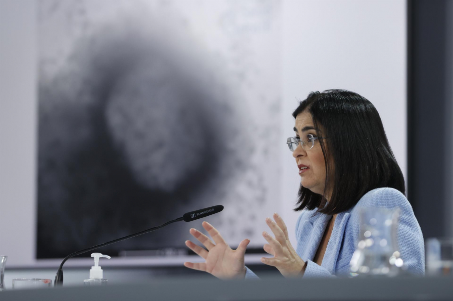 La ministra de Sanidad, Carolina Darias, ofrece una rueda de prensa al término de la reunión del Consejo Interterritorial del Sistema Nacional de Salud mientras en la pantalla se muestra una imagen de la viruela del mono, este miércoles en Madrid. 