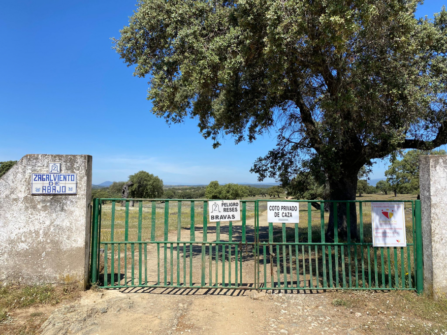 Entrada a la fica donde se produjo el accidente