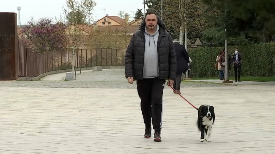 Turista paseando con su perro