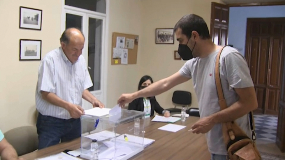 Agricultor votando en su colegio electoral