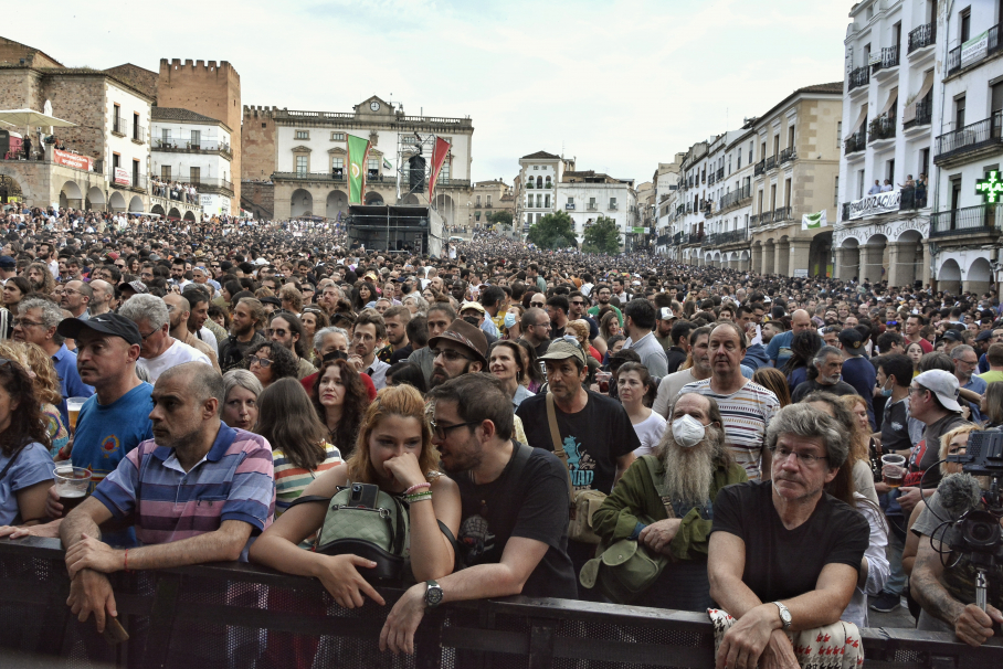 La Plaza Mayor, abarrotada durante la actuación de Baiuca