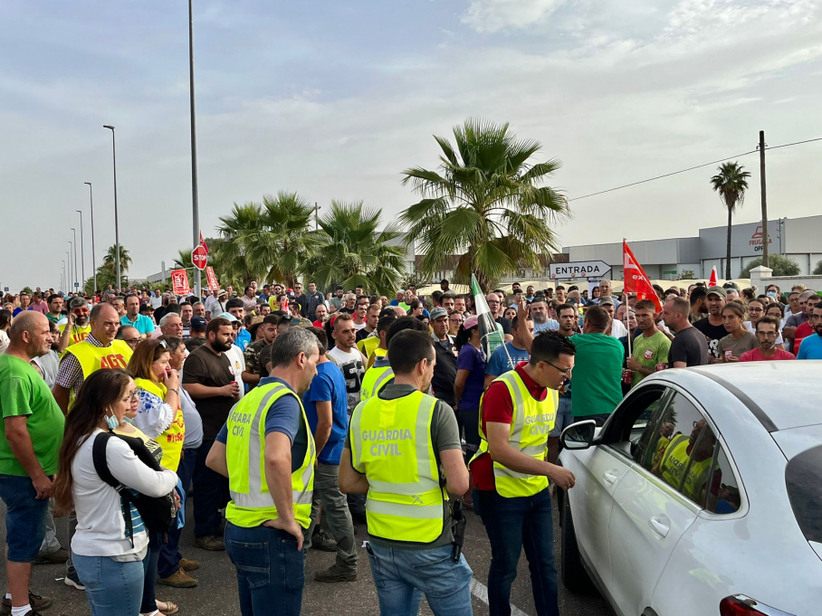 Piquete a la entrada de una central hortofrutícola