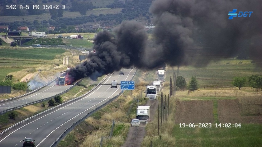 Camión ardiendo en la A-5 en Lagartera (Castilla La Mancha)