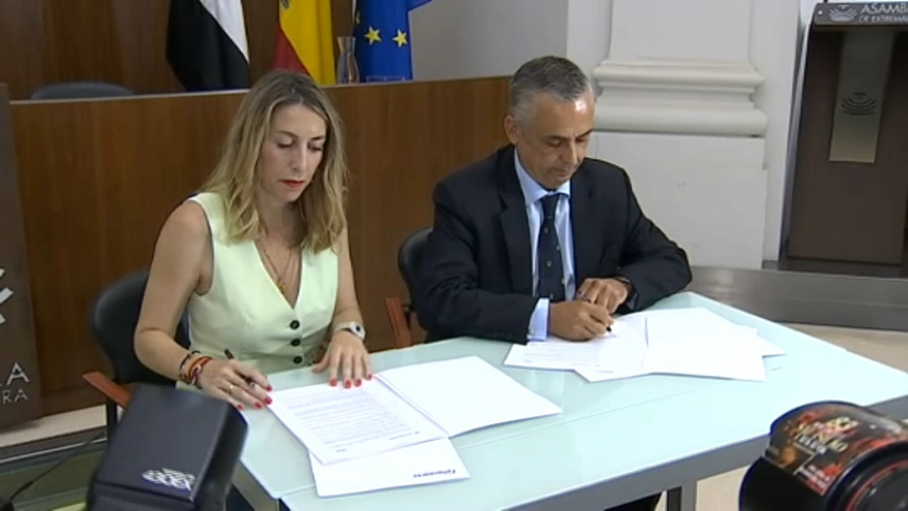 María Guardiola y Ángel Pelayo Gordillo firman el acuerdo de Gobierno entre PP y VOX