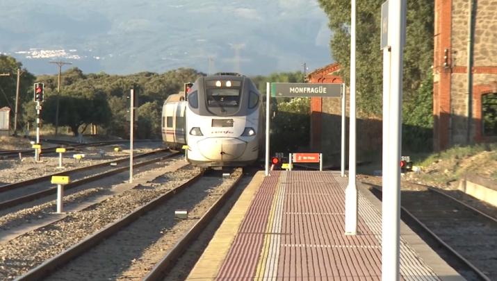 El tren y el AVE serán algunos asuntos que la presidenta de la Junta ponga sobre la mesa en su reunión con Pedro Sánchez del viernes