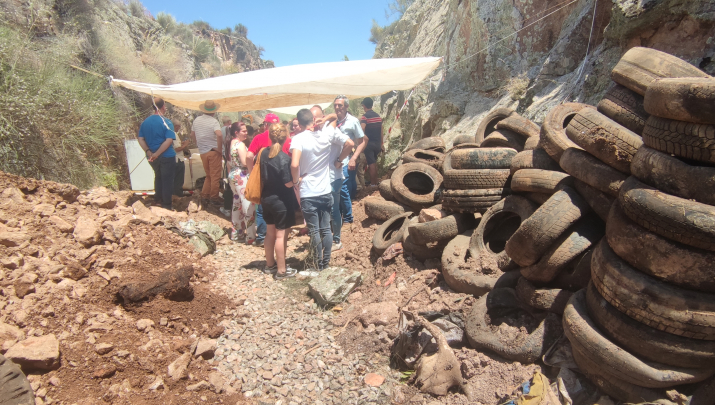 Trabajos de excavación en una de las minas bajo la presencia de familiares de los represaliados