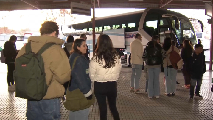 Pasajeros esperando el autobús en la estación de Mérida