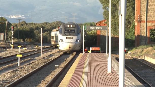 El tren y el AVE serán algunos asuntos que la presidenta de la Junta ponga sobre la mesa en su reunión con Pedro Sánchez del viernes