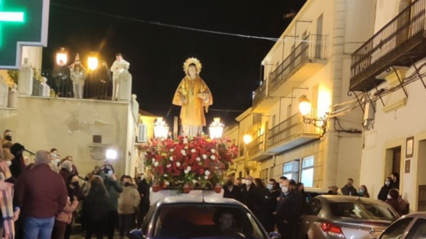 San Vicente de Alcántara procesiona en remolque para evitar contagios