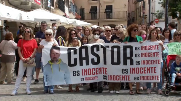 Manifestantes apoyando a Castor C., condenado por abusos sexuales