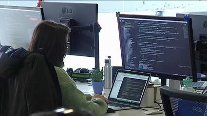 Empleado frente al ordenador trabajando en una empresa de ciberseguridad